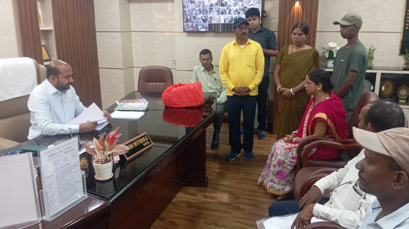 Ramgarh News: जनता दरबार में उपायुक्त ने सुनी शिकायत, त्वरित कार्रवाई के दिए निर्देश
