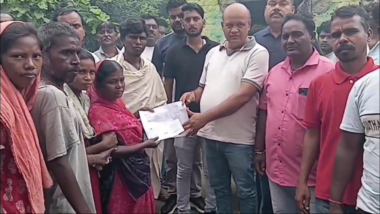 Dhanbad News: मृतक के आश्रित को विधायक ने सौंपे 10 लाख का मुआवजा चेक, घायलों को 50-50 हजार