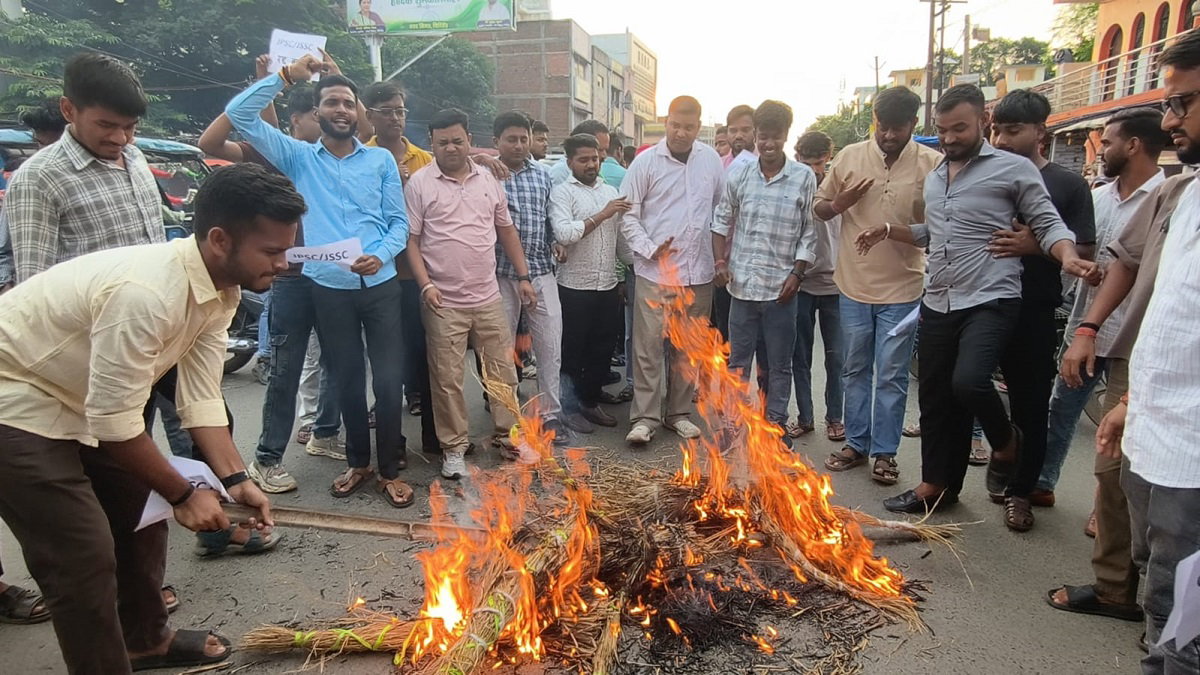 Giridih: भर्ती परीक्षा गड़बड़ी को लेकर पुतला दहन, गिरिडीह में छात्र संगठनों ने जताया विरोध