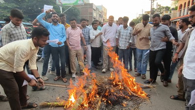 Giridih: भर्ती परीक्षा गड़बड़ी को लेकर पुतला दहन, गिरिडीह में छात्र संगठनों ने जताया विरोध