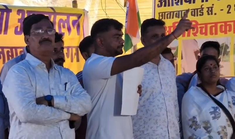 Dhanbad: छाताबाद भू-धंसान पीड़ितों के धरना में पहुंचे जयराम महतो, बोले- मुआवजा व पुनर्वास मिले