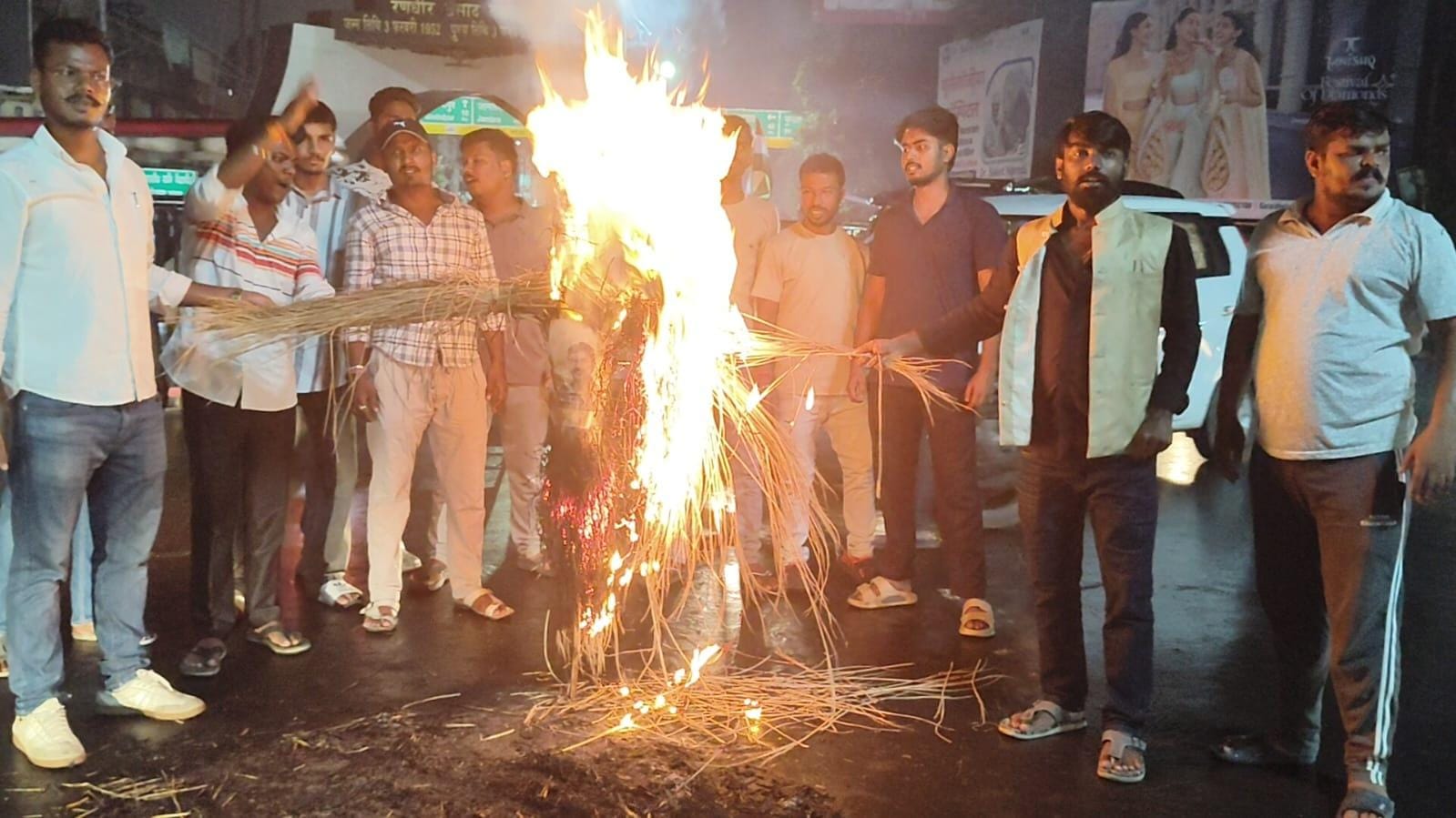 Dhanbad: JPSC-JSSC विवाद पर आजसू छात्र संघ का हल्ला-बोल, धनबाद में पुतला दहन