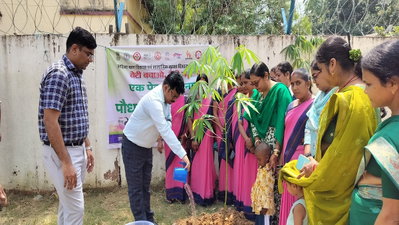 Latehar News: बेटी बचाओ-बेटी पढ़ाओ अभियान के तहत डीसी ने किया पौधरोपण