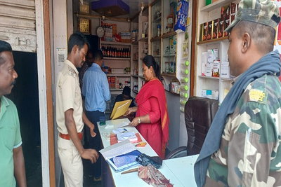 लातेहार: ड्रग्स  इंस्पेक्टर ने दवा दुकानों में की छापेमारी, जांच के लिए उठाया सैंपल