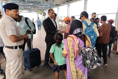 धनबाद स्टेशन पर मजिस्ट्रेट चेकिंग से मचा हड़कंप, 69 बेटिकट यात्री पकड़ाए, 20 हजार जुर्माने की वसूली