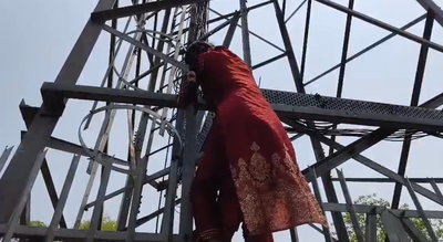 Gomoh News: गोमो में प्रेमी की रिहाई को लेकर मोबाइल टावर पर चढ़ी युवती