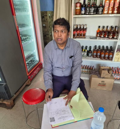 Saraikela: गैरेज चौक स्थित शराब दुकान का औचक निरीक्षण, स्टॉक व दस्तावेज की हुई जांच