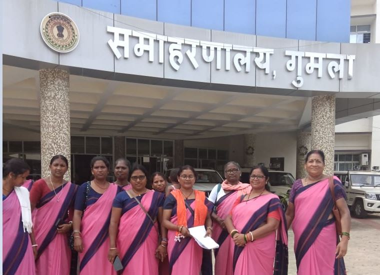 Gumla News: आंगनबाड़ी कर्मियों की छह सूत्री मांग, प्रधानमंत्री के नाम DC को सौंपा ज्ञापन