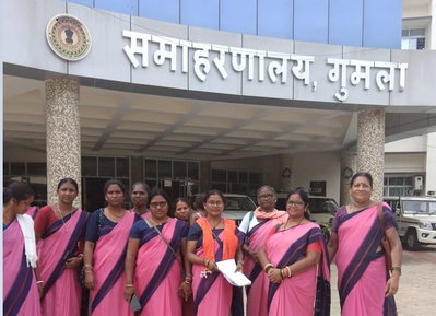 Gumla News: आंगनबाड़ी कर्मियों की छह सूत्री मांग, प्रधानमंत्री के नाम DC को सौंपा ज्ञापन
