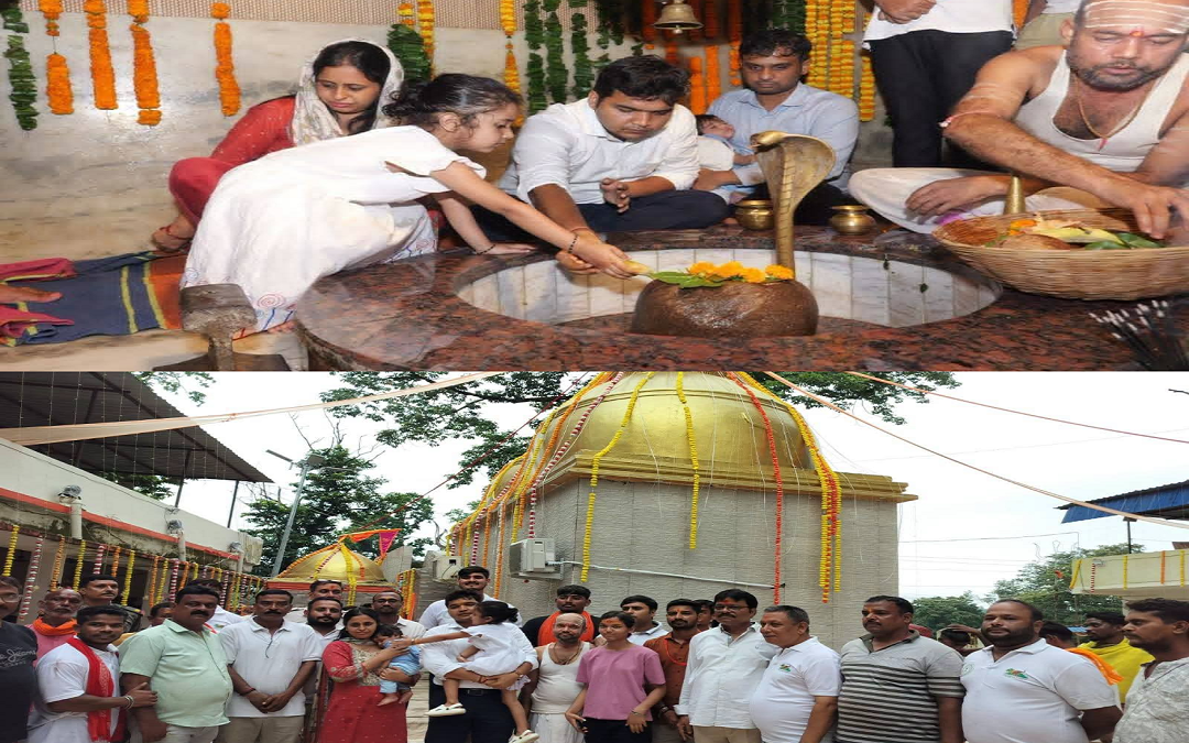 Chaibasa News: गोइलकेरा के महादेवशाल में उपायुक्त ने सपरिवार की पूजा अर्चना