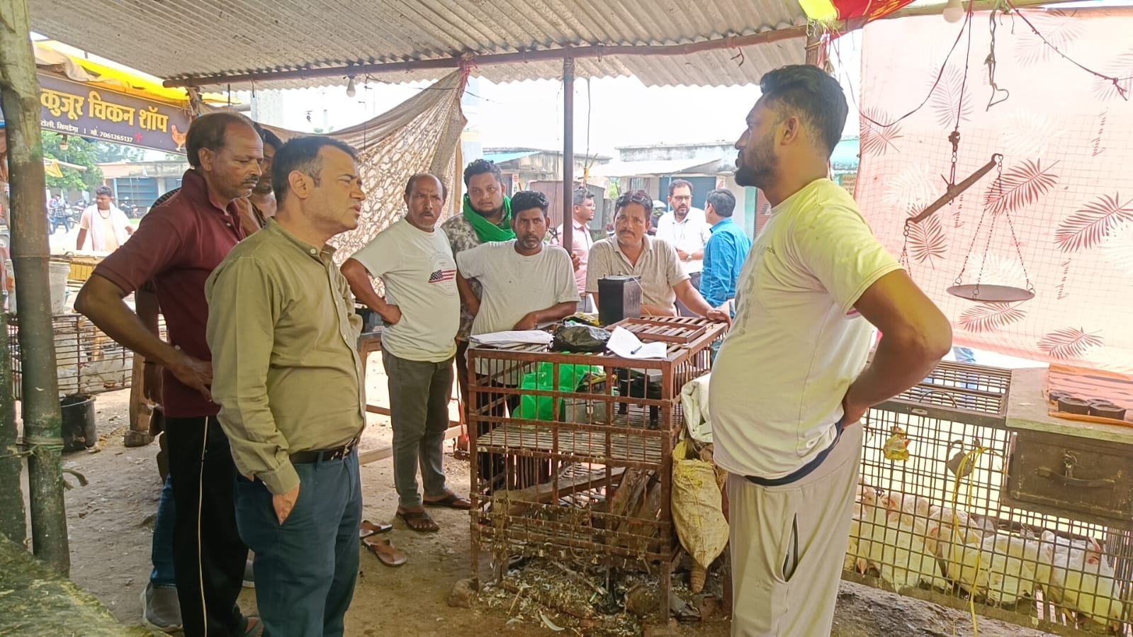 Simdega News: फुड सेफ्टी टीम की पैनी निगाह, चिकन-मीट दुकानों में विशेष जांच अभियान