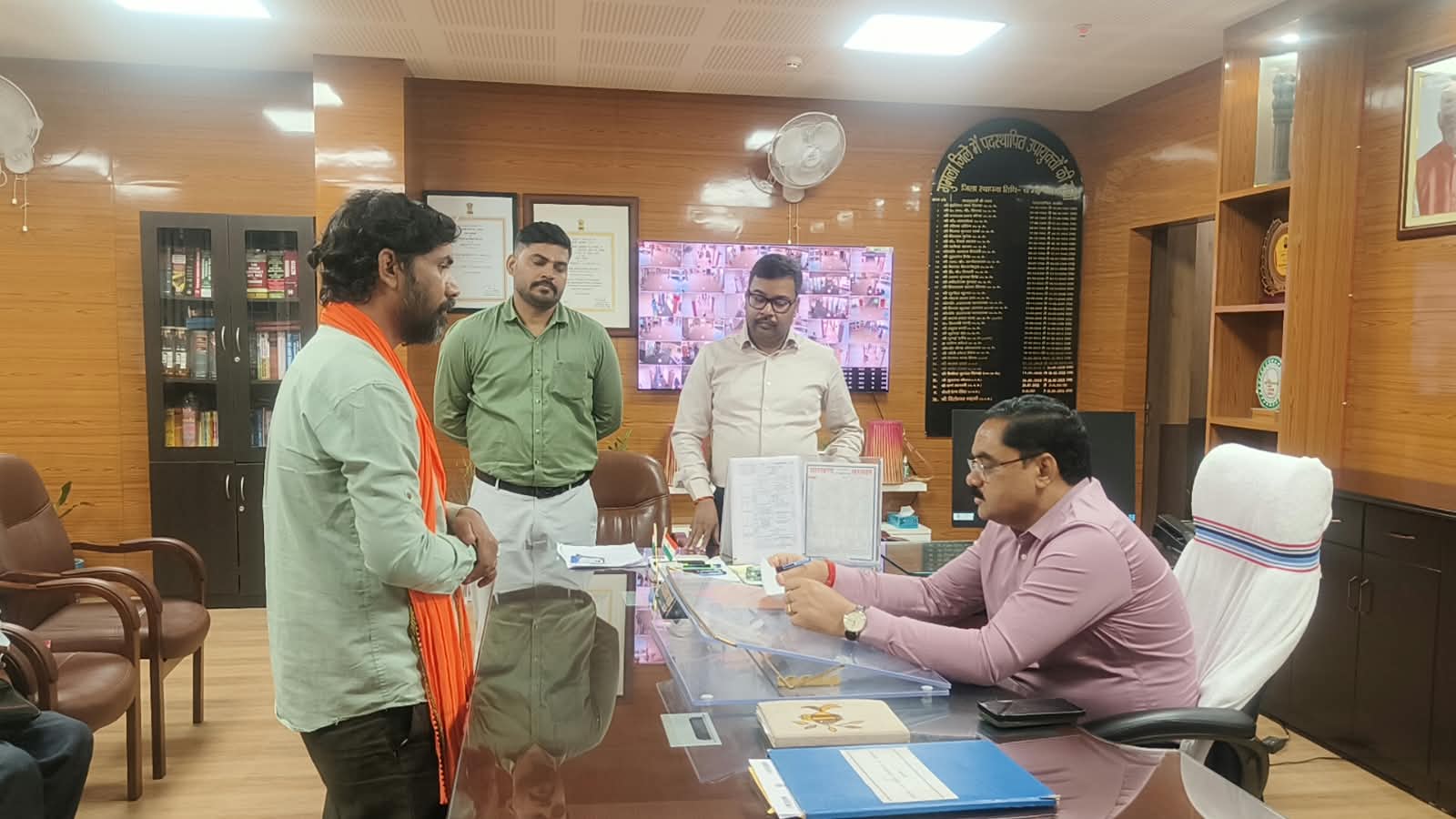 Gumla News: उपायुक्त ने सुनी लोगों की समस्याएं, त्वरित कार्रवाई के दिए निर्देश