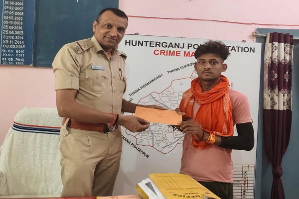 चतरा: लापता बच्चे की सकुशल बरामदगी, पुलिस ने सूचना देने वाले युवक को किया सम्मानित