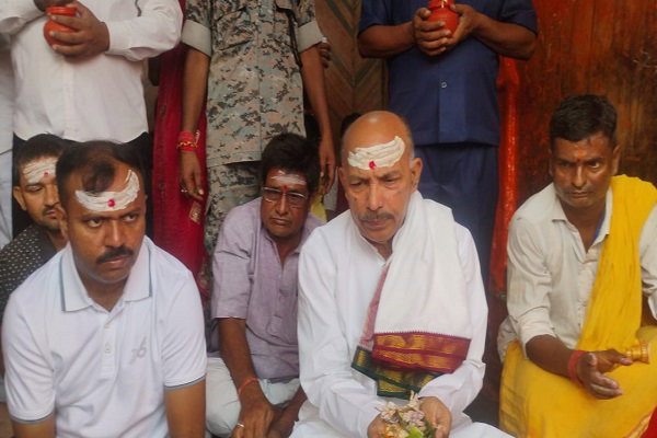 देवघर: झारखंड विधानसभा अध्यक्ष रवींद्रनाथ महतो पहुंचे बाबा धाम, जलाभिषेक कर की पूजा अर्चना