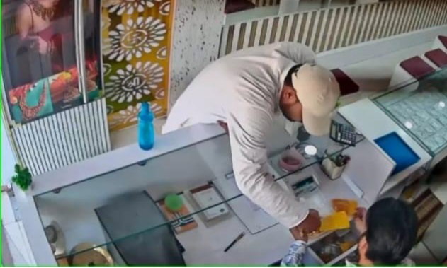 गिरिडीह: कालीबाड़ी चौक के पास ज्वेलरी शॉप में दिनदहाड़े चोरी, CCTV आया सामने