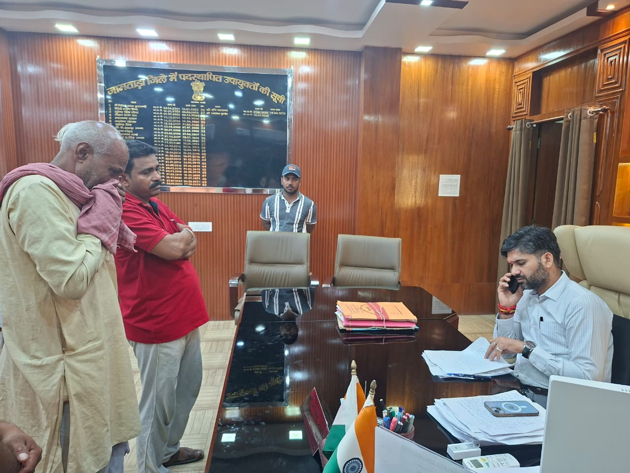 Jamtara News: DC से सुनाई व्यथा, ‘साहब.. मेरी पूरी जिंदगी की कमाई अब आपके हाथ में है’