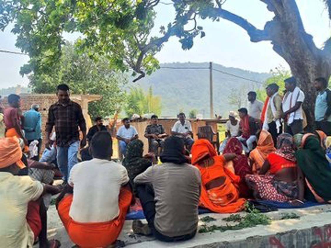 Latehar News: पुलिस ने ग्रामीणों को जागरूक किया, कहा- ‘कानून अपने हाथों में नहीं लें’