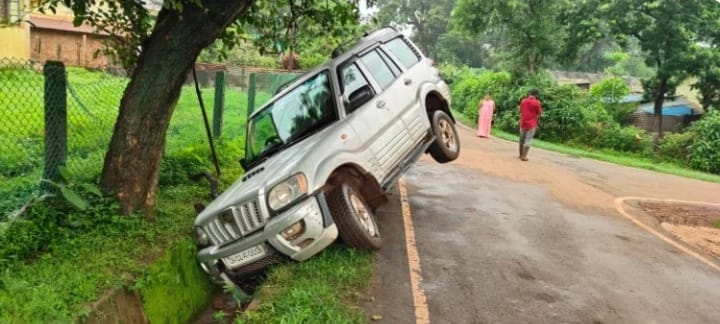 Chaibasa News: किरीबुरू में बड़ा हादसा टला, गहरी नाली में गिरी स्कॉर्पियो, सभी सवार सुरक्षित