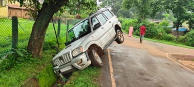 Chaibasa News: किरीबुरू में बड़ा हादसा टला, गहरी नाली में गिरी स्कॉर्पियो, सभी सवार सुरक्षित