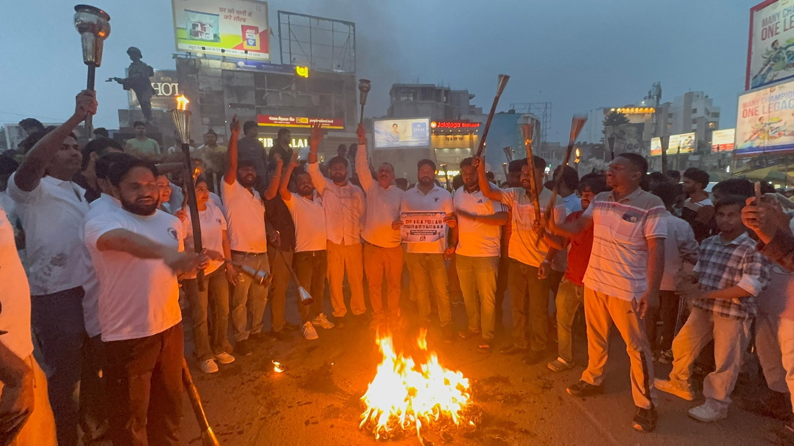 Ranchi News: पेपर लीक के खिलाफ कांग्रेस का मशाल जुलूस, धर्मेंद्र प्रधान के इस्तीफे की मांग
