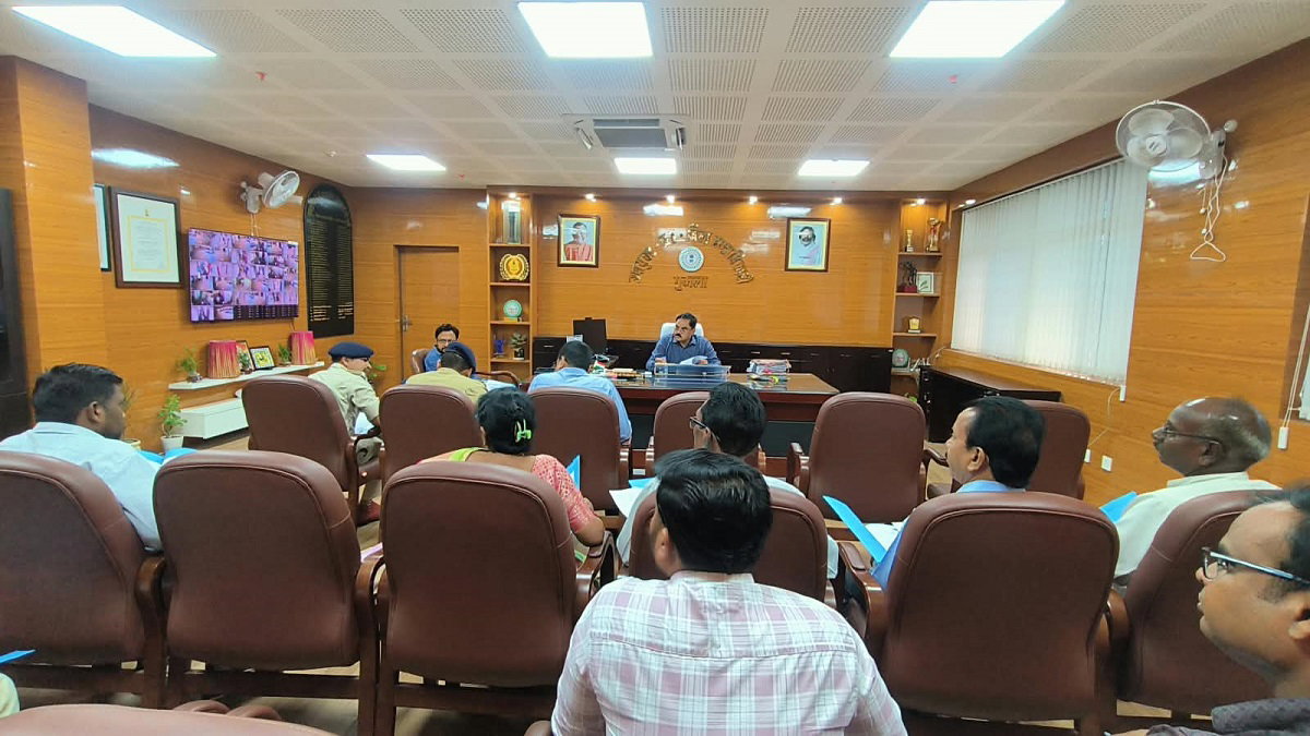 गुमला: एकलव्य विद्यालयों व छात्रावासों की व्यवस्था दुरुस्त करें: उपायुक्त