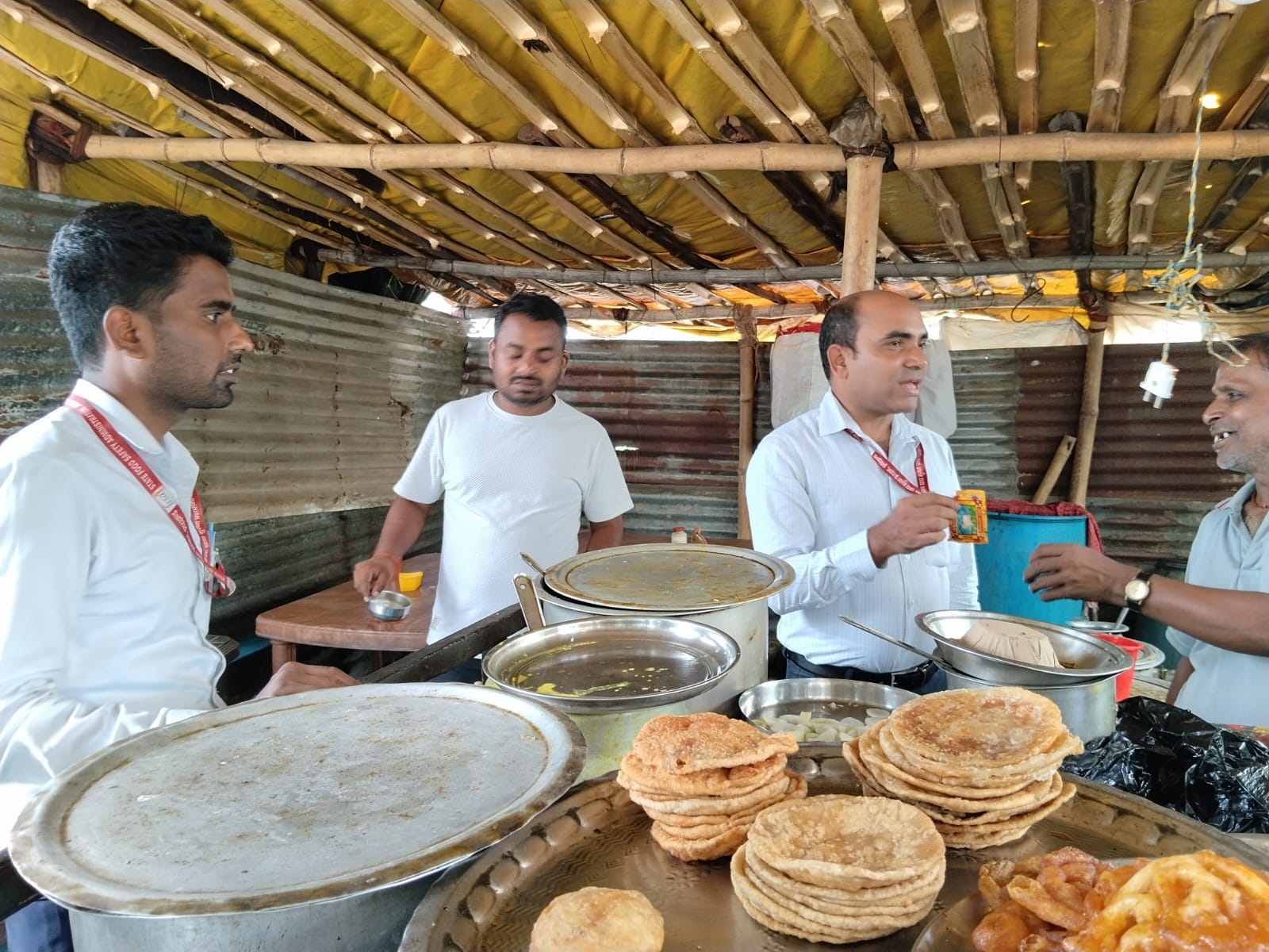 Hazaribagh News: खाद्य प्रतिष्ठानों पर फुड सेफ्टी टीम की छापेमारी, सुरक्षा मानकों के पालन का निर्देश