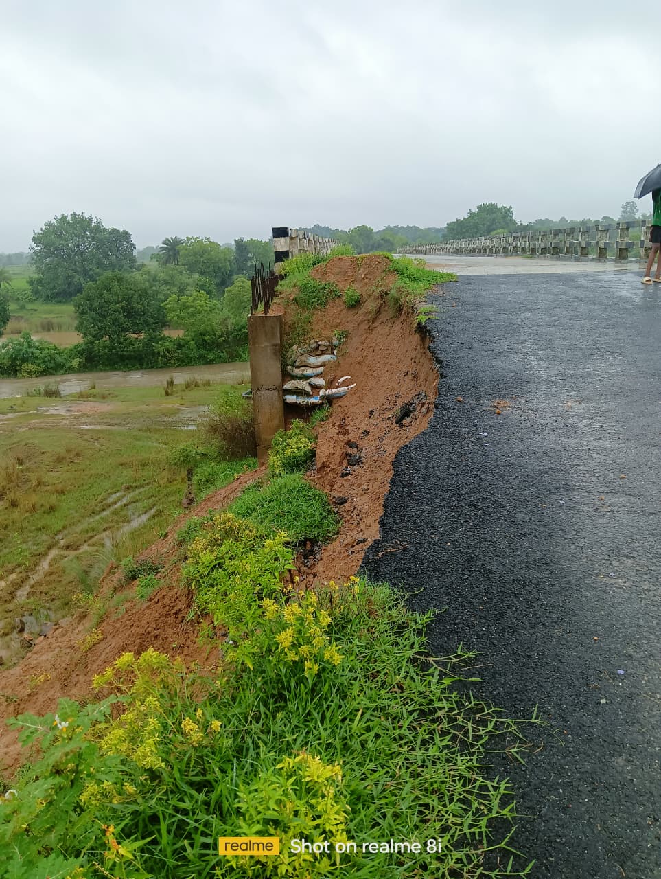 Bokaro News: बारिश में पुल का संपर्क पथ का किनारा धंसा, खतरे की अशंका बढ़ी, बैरिकेडिंग की मांग