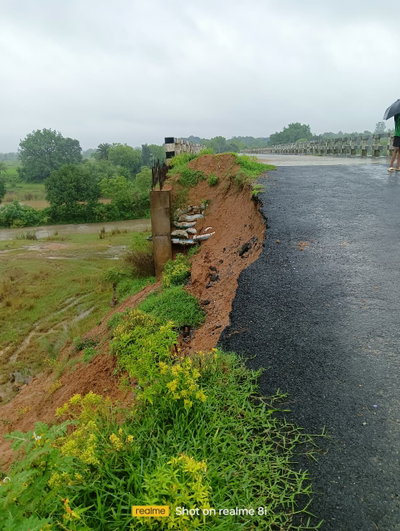 Bokaro News: बारिश में पुल का संपर्क पथ का किनारा धंसा, खतरे की अशंका बढ़ी, बैरिकेडिंग की मांग