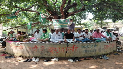Deoghar News: देवघर प्रखंड कार्यालय के बाहर MMDR के विरोध में झामुमो ने किया धरना-प्रदर्शन