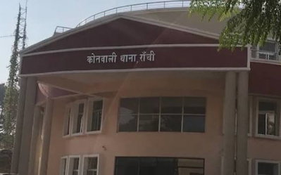 Ranchi News: सड़क किनारे शराब पीने वालों पर पुलिस की कार्रवाई