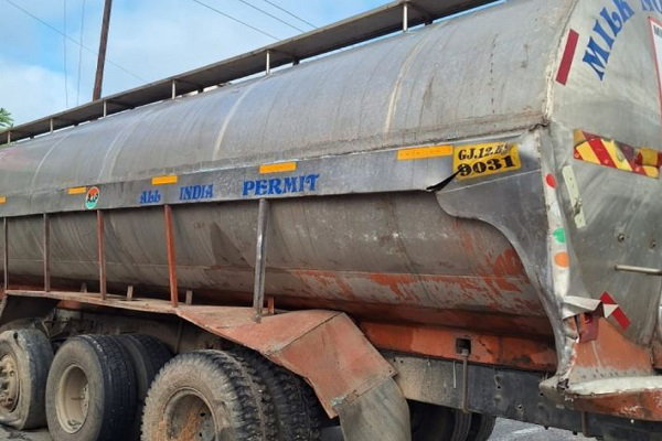 रांची: ड्राइवर की 'झपकी' बनी मौत! दूध टैंकर ने हाइवा को पीछे से मारी टक्कर