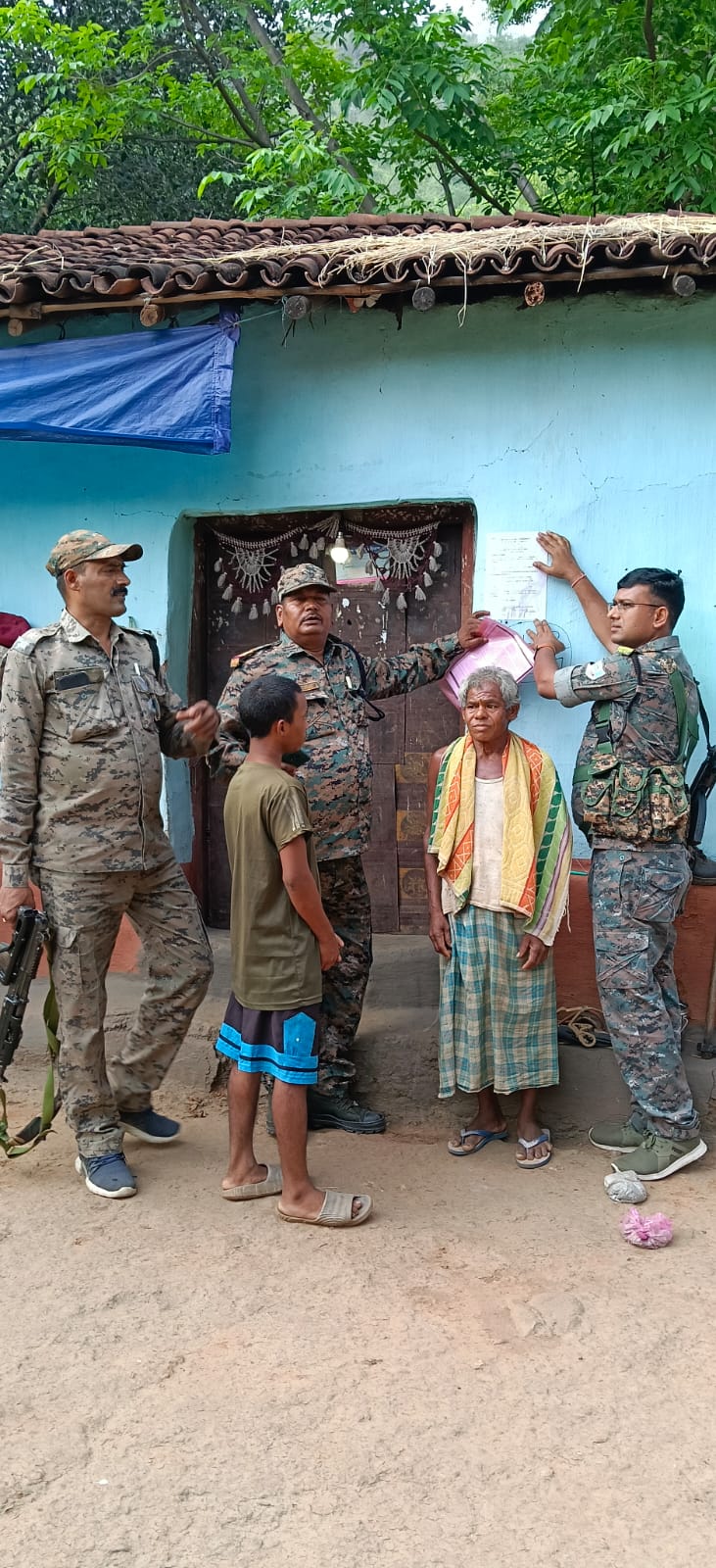 Chaibasa News: 15 लाख के फरार इनामी नक्सली घर पहुंची पुलिस, इश्तहार किया चस्पा