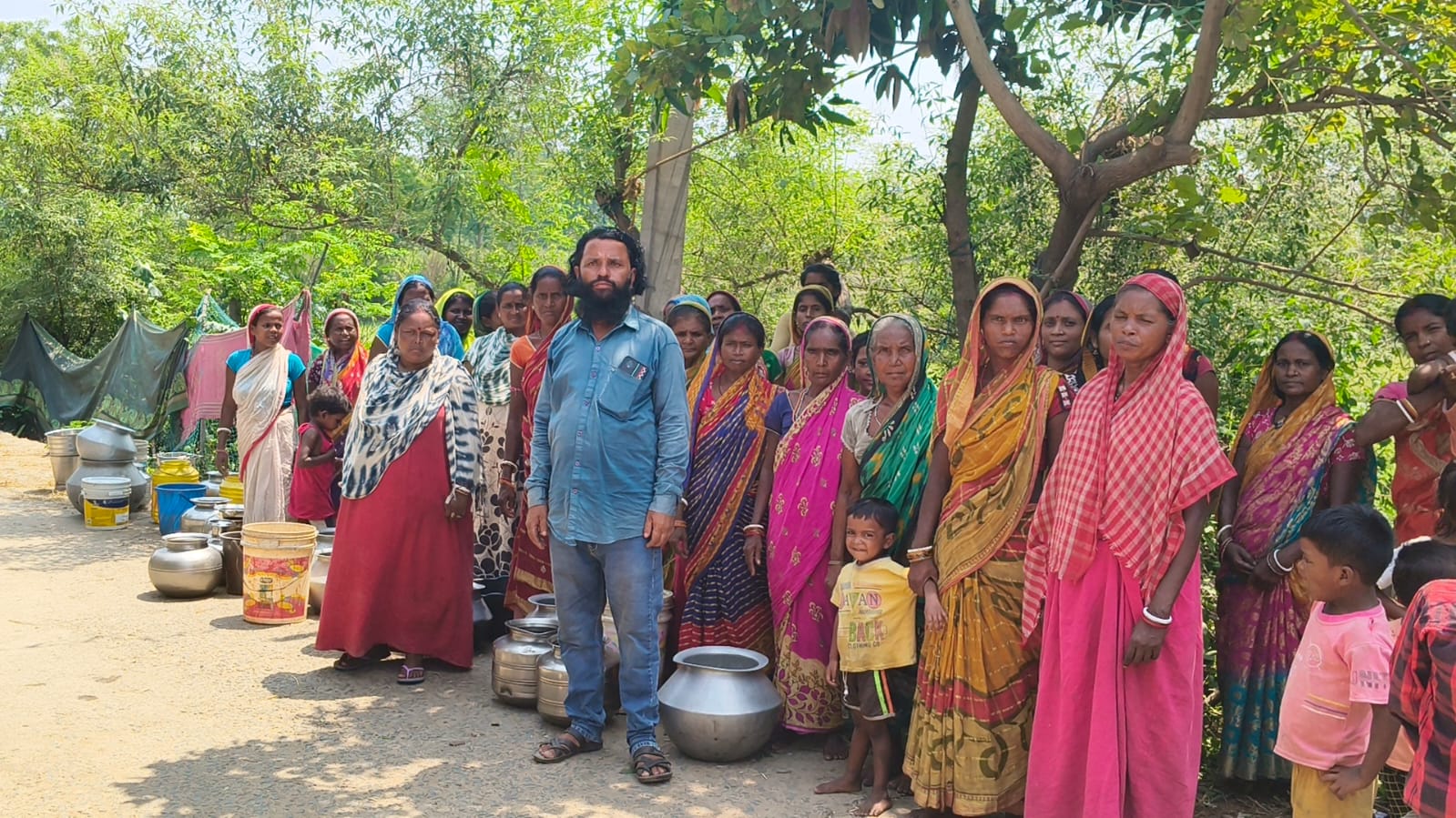 SaraikelaNews: राजनगर के टांगरजोड़ा नीचे टोला में पेयजल संकट, बूंद-बूंद पानी की आस