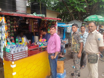 Deoghar News: सिगरेट-तम्बाकू के खिलाफ छापामारी अभियान, 13 दुकानदारों से वसूला जुर्माना