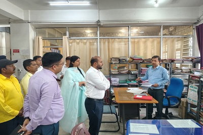 रामगढ़: जिला समाहरणालय का DC ने किया औचक निरीक्षण, समय पर कार्य पूरा करने का निर्देश
