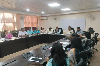 DSPMU में शैक्षणिक गतिविधियों की कुलपति ने की समीक्षा, सत्र नियमित करने पर जोर