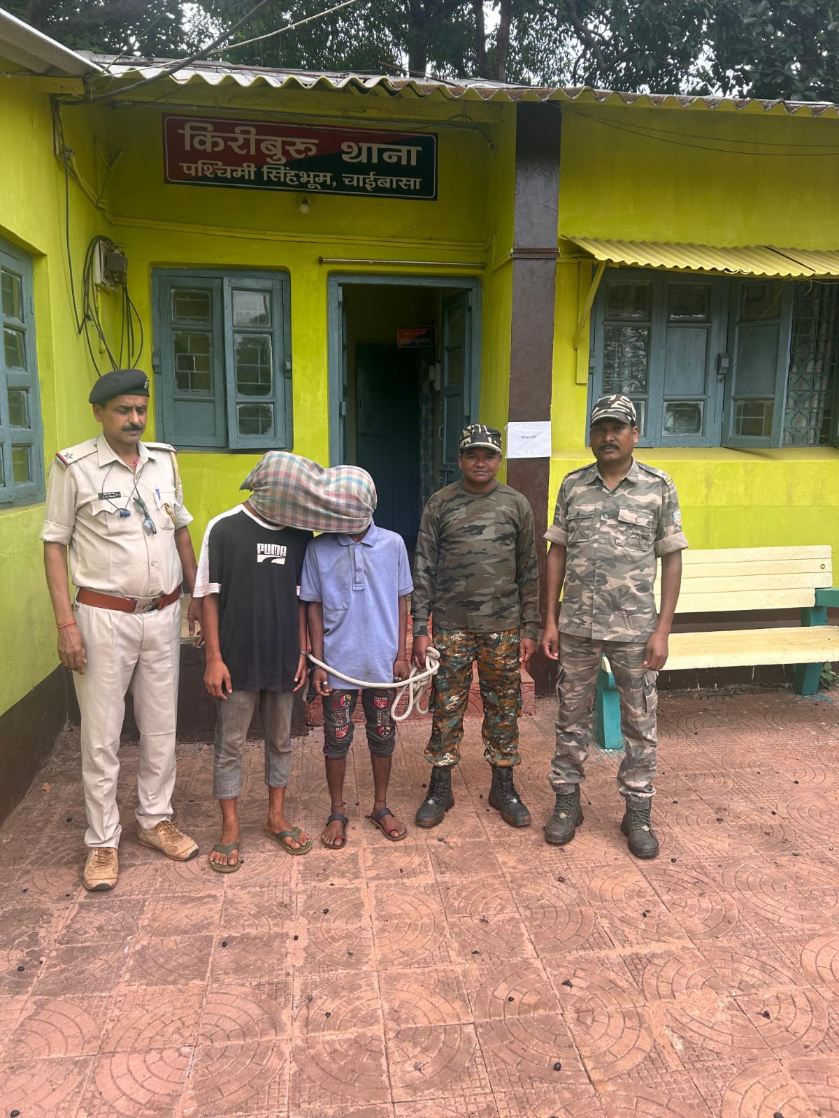 Chaibasa News: किरीबुरू में जानलेवा हमला मामले में दो युवक गिरफ्तार, पहुंचा जेल