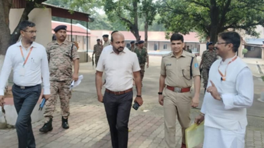 Ramgarh News: रविवार को नीट परीक्षा, DC-SP ने किया एग्जाम सेंटर का किया निरीक्षण