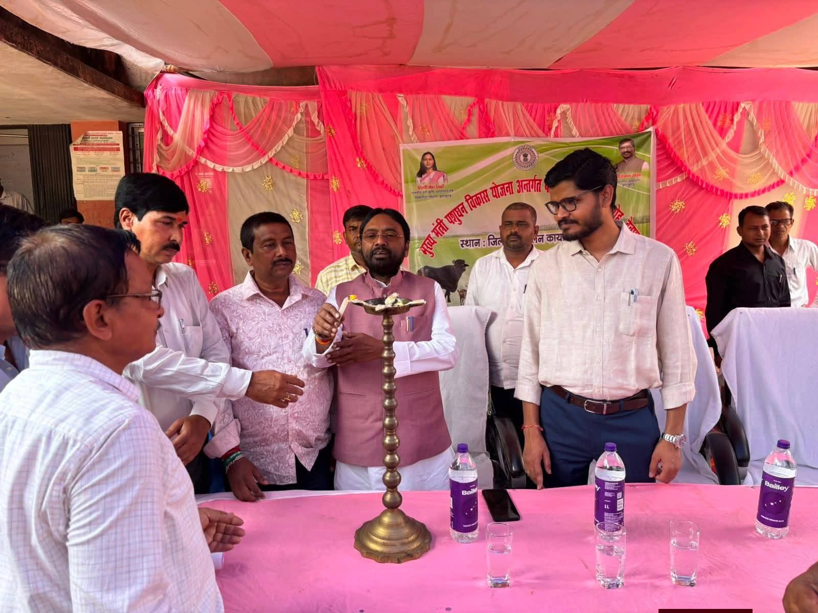 Deoghar News: ग्रामीण अर्थव्यवस्था को सशक्त बनाने का लक्ष्य, लाभुकों के बीच मुर्गी-बकरी का वितरण