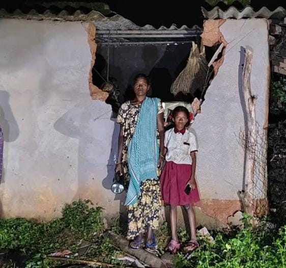 Gumla: चैनपुर में जंगली हाथी का कहर, सरखी गांव में किसान का कच्चा घर किया ध्वस्त
