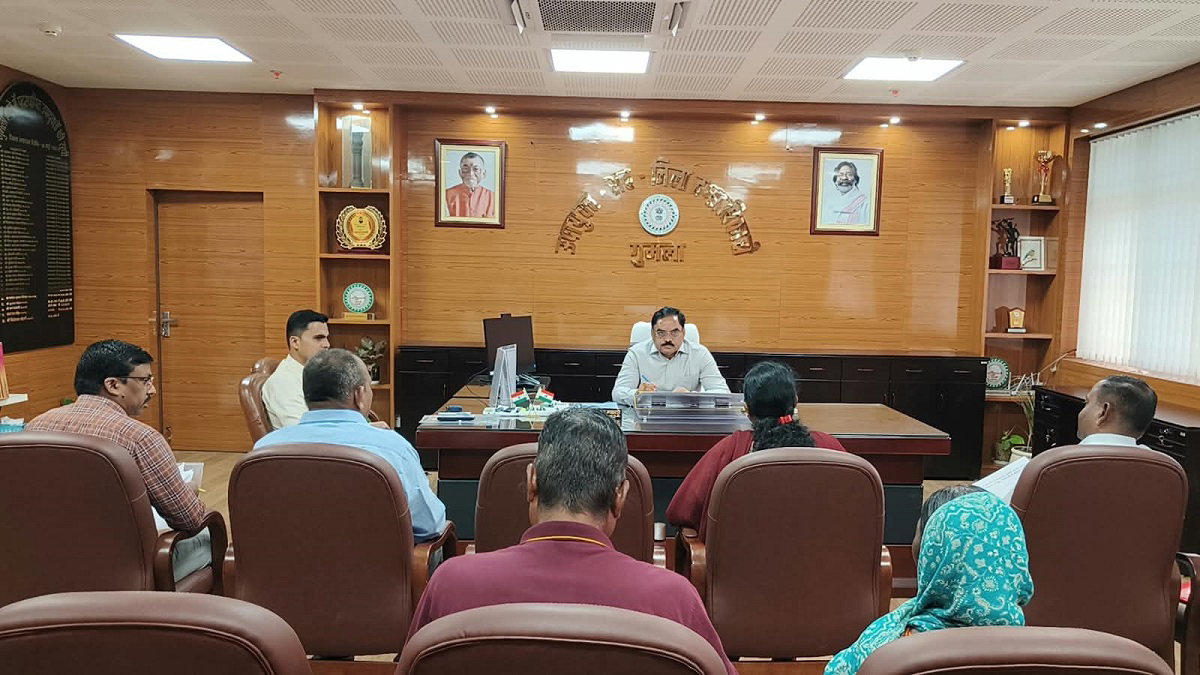 Gumla: डीसी ने की जिला सहकारी संघ की समीक्षा बैठक, वनोपजों का उचित मूल्य दिलाने के निर्देश