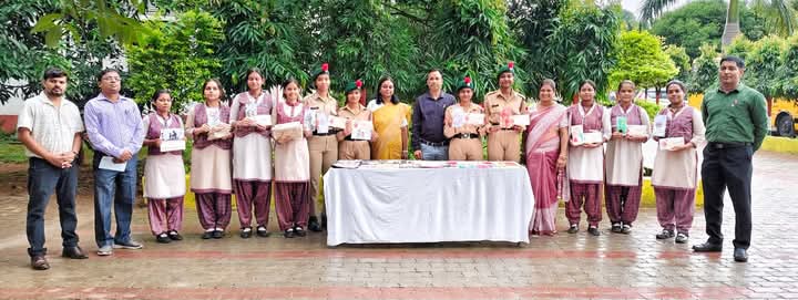 Gumla: गुमला के बच्चों ने सीमा पर तैनात जवानों के लिए बनाई राखियां, डाक से भेजेंगे प्यार का संदेश