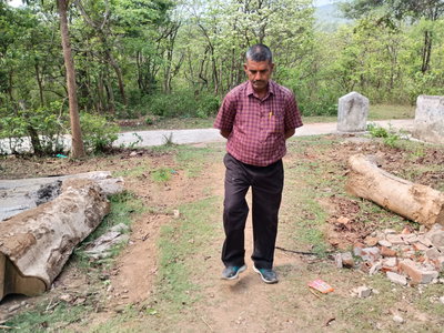 26 सालों से जादूगोड़ा के सुदूर क्षेत्र में सेवा दे रहे दिव्यांग शिक्षक, ट्रांसफर पॉलिसी में पर सवाल