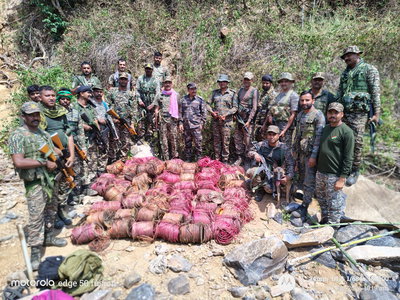 गिरिडीह: पारसनाथ पहाड़ी में CRPF- पुलिस की संयुक्त कार्रवाई, विस्फोटक सामग्री बरामद