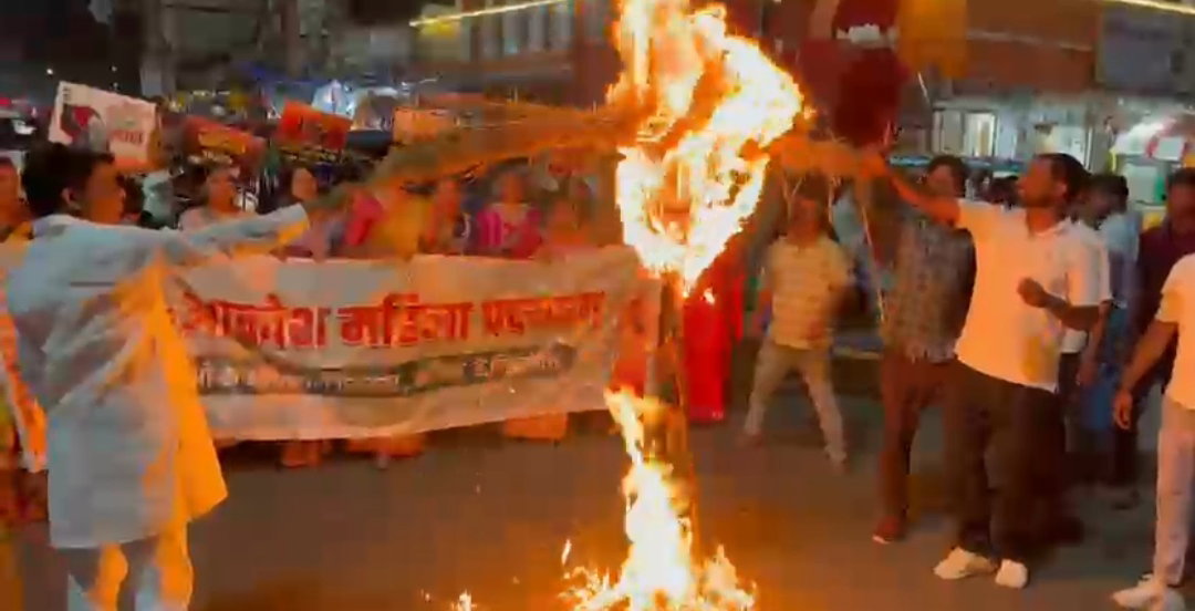 नारी शक्ति वंदन अधिनियम को लेकर भाजपा महिला मोर्चा ने किया राहुल गांधी का पुतला दहन