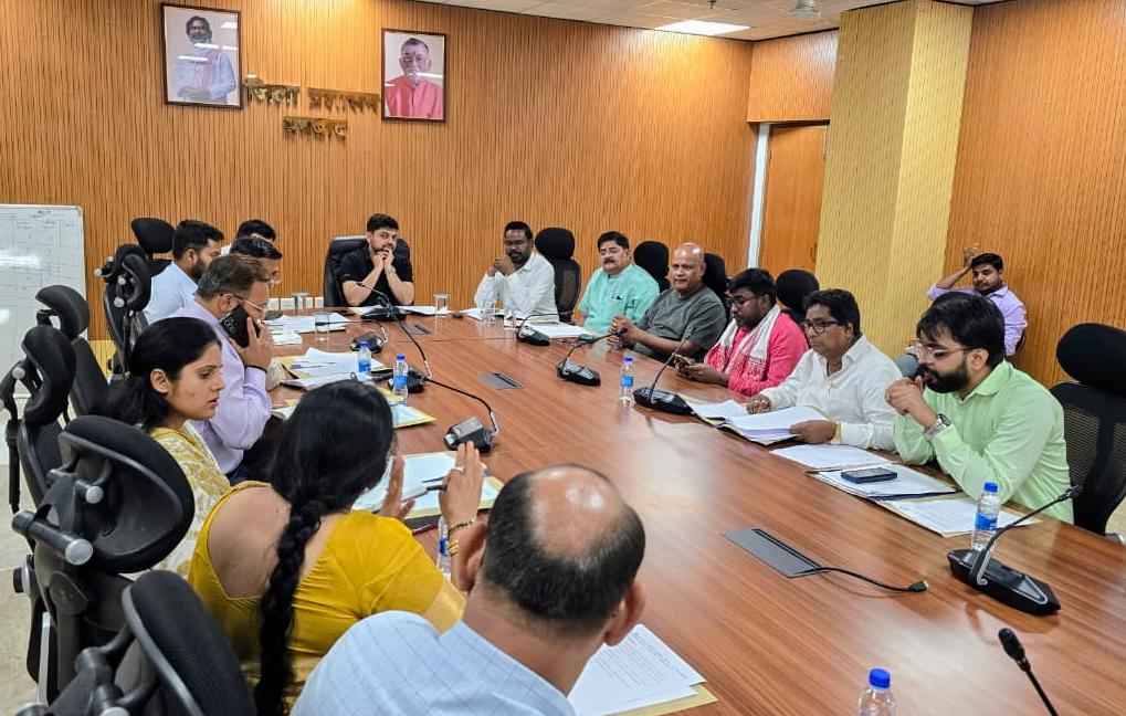 धनबाद में निजी स्कूलों पर DC की सख्ती, री-एडमिशन फीस पर रोक