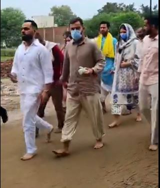 Virat Kohli: विराट-अनुष्का प्रेमानंदजी के दर्शन करने वृंदावन पहुंचे, कीचड़ में चले नंगे पांव