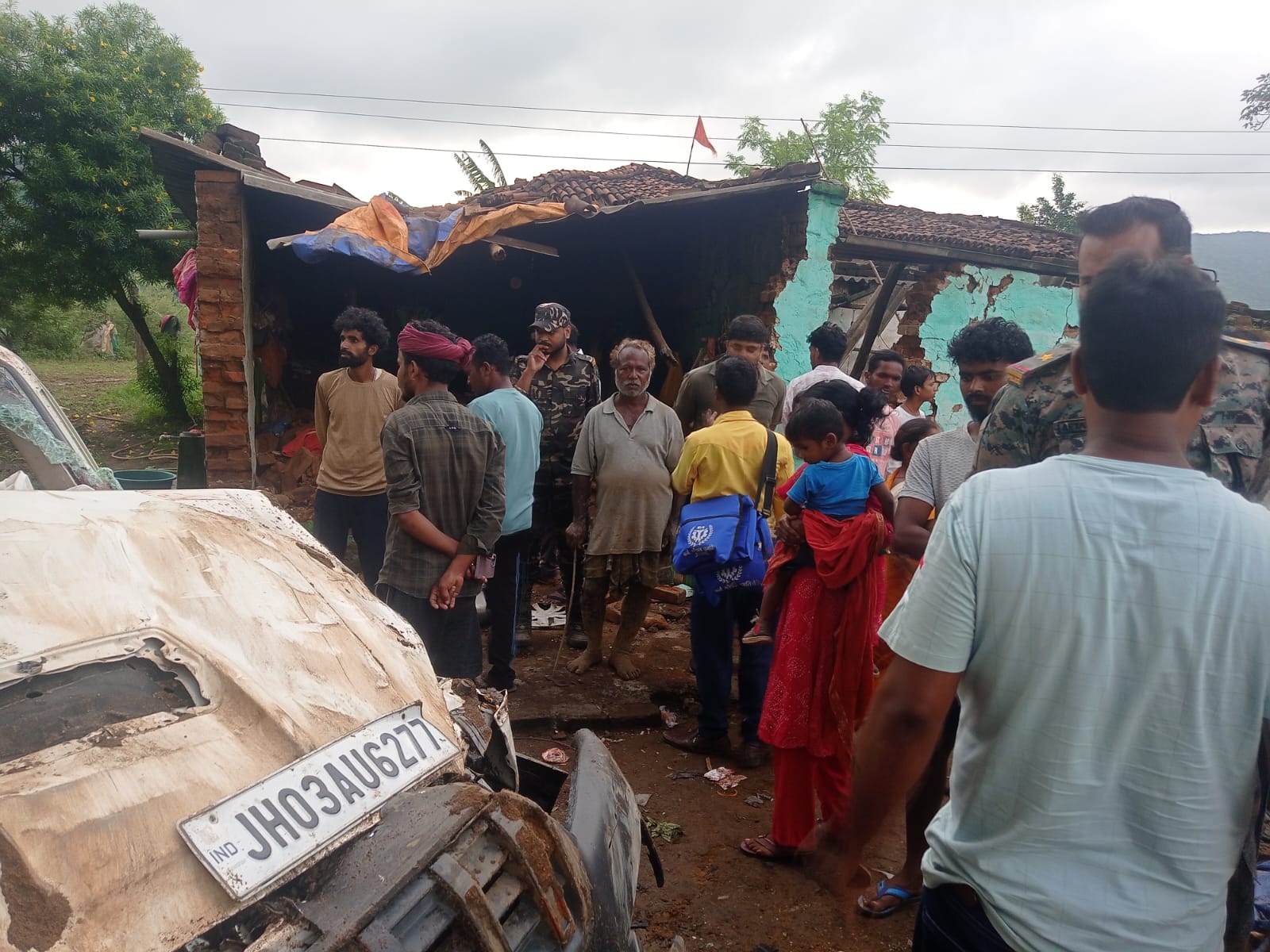 Latehar News: सड़क किनारे घर में घुसी स्कॉर्पियो, चालक व महिला की मौत
