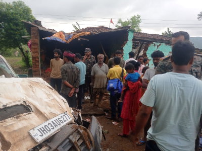 Latehar News: सड़क किनारे घर में घुसी स्कॉर्पियो, चालक व महिला की मौत