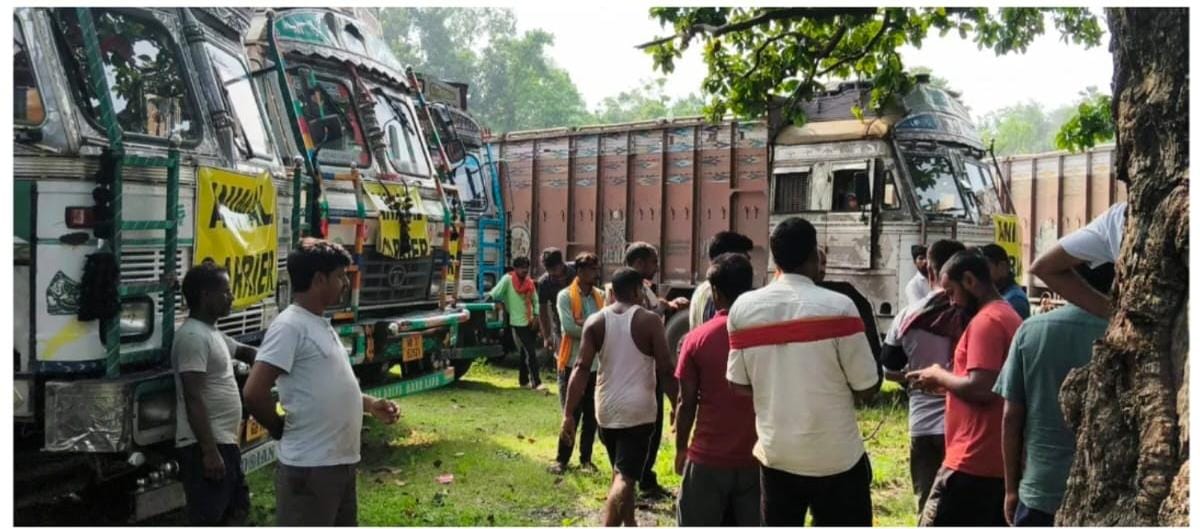 Hazaribagh: चौपारण में मवेशी लदे 21 ट्रक पकड़ाया, कागजात की जांच
